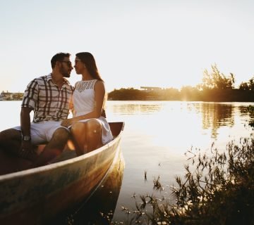Does My Ex Girlfriend Want Me Back? Signs She's Still in Love with You